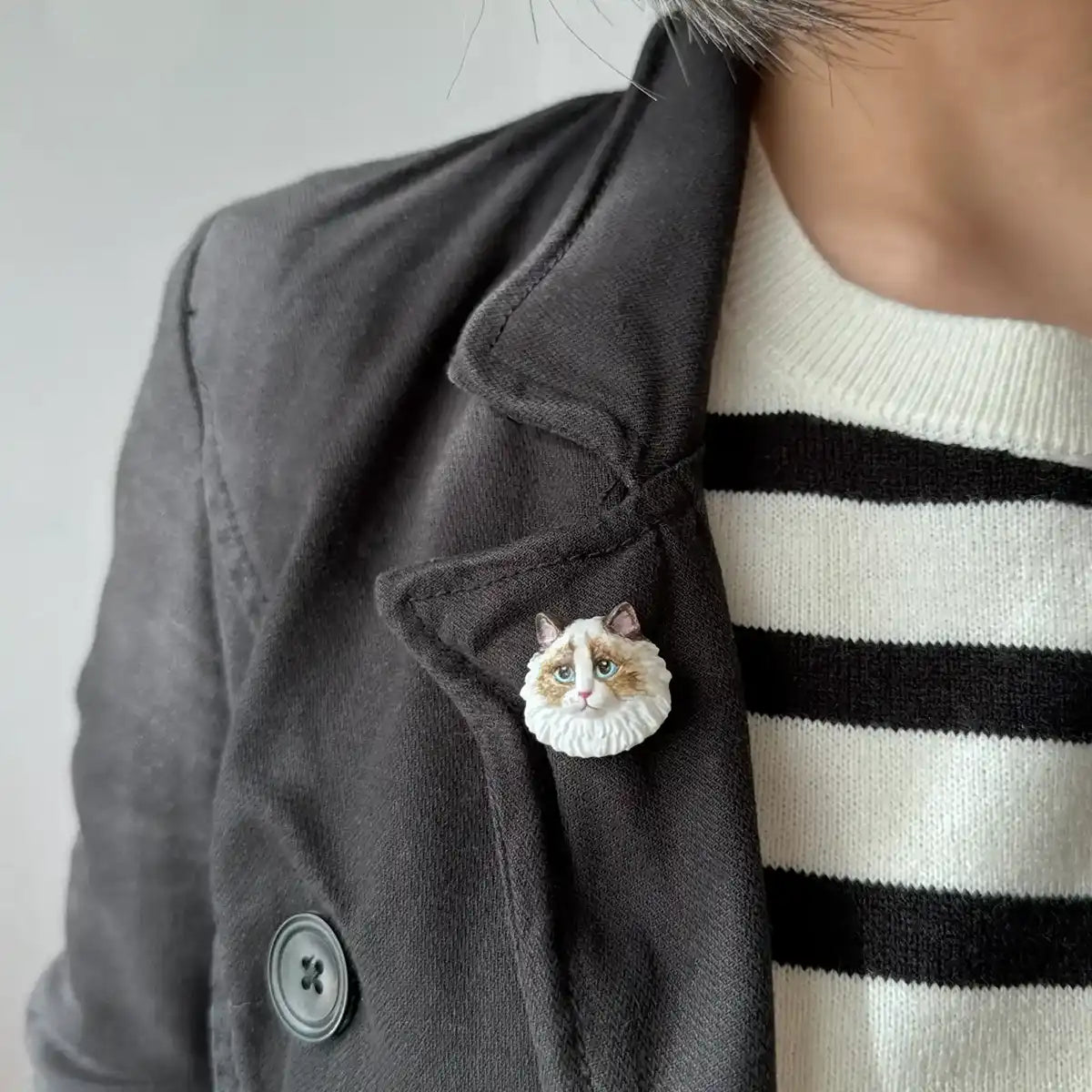 Seal point bi-colour Ragdoll cat brooch hand-painted with gloss