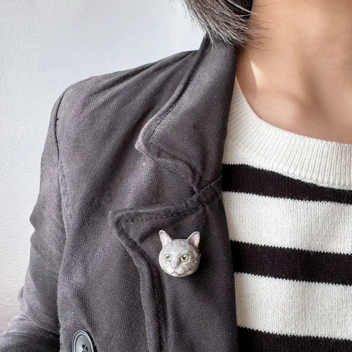 Grey American Shorthair cat brooch hand-painted with UV coat