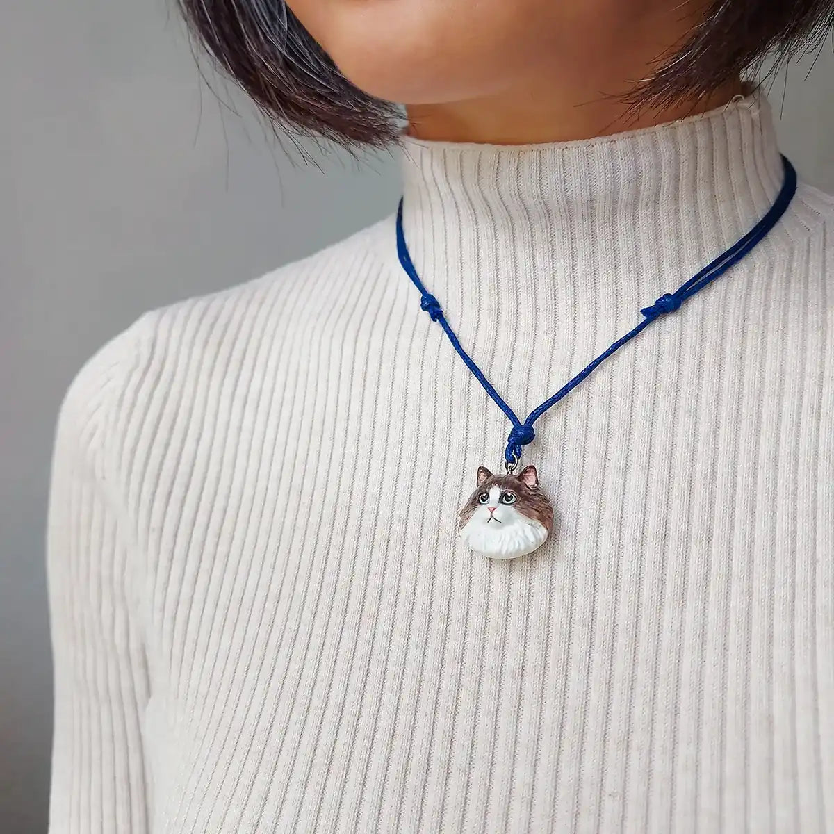 cat Ragdoll seal bi-color long hair pendant wearing