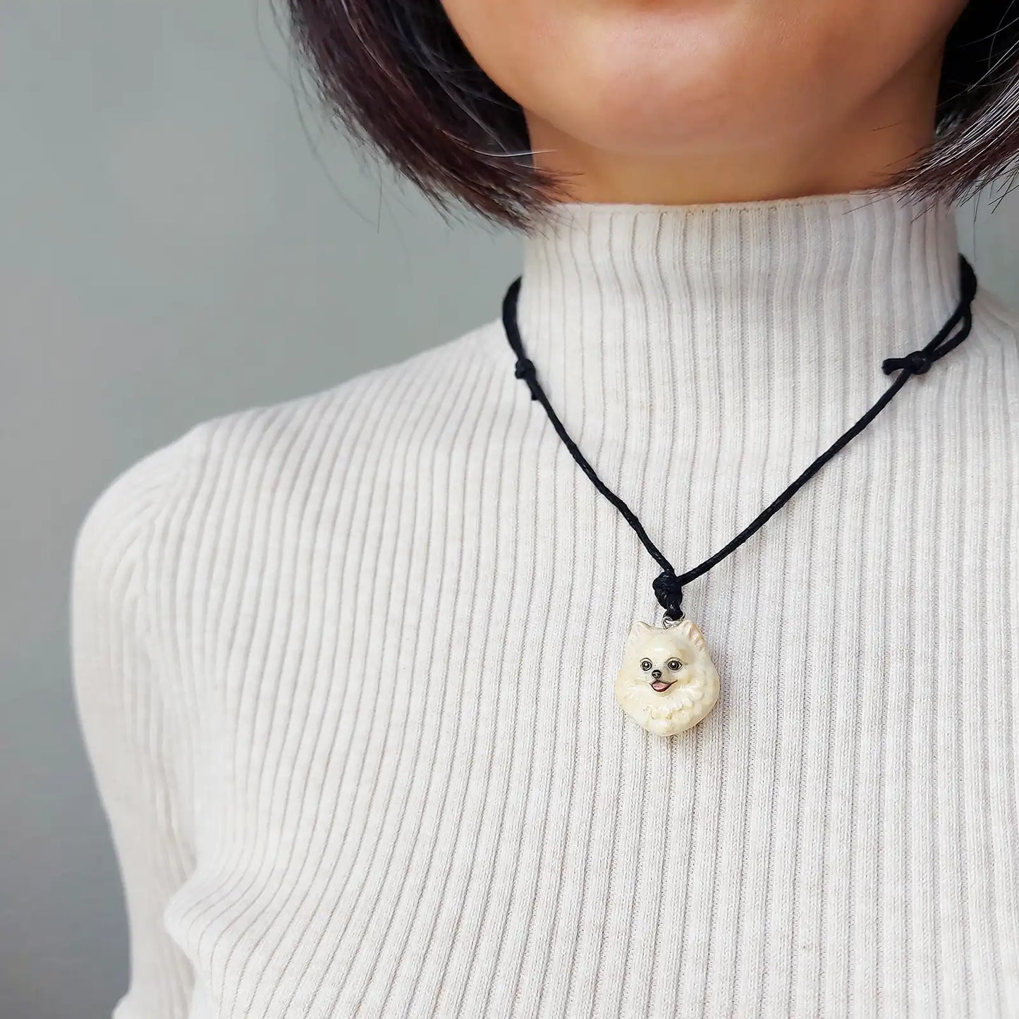 dog Pomeranian cream pendant wearing