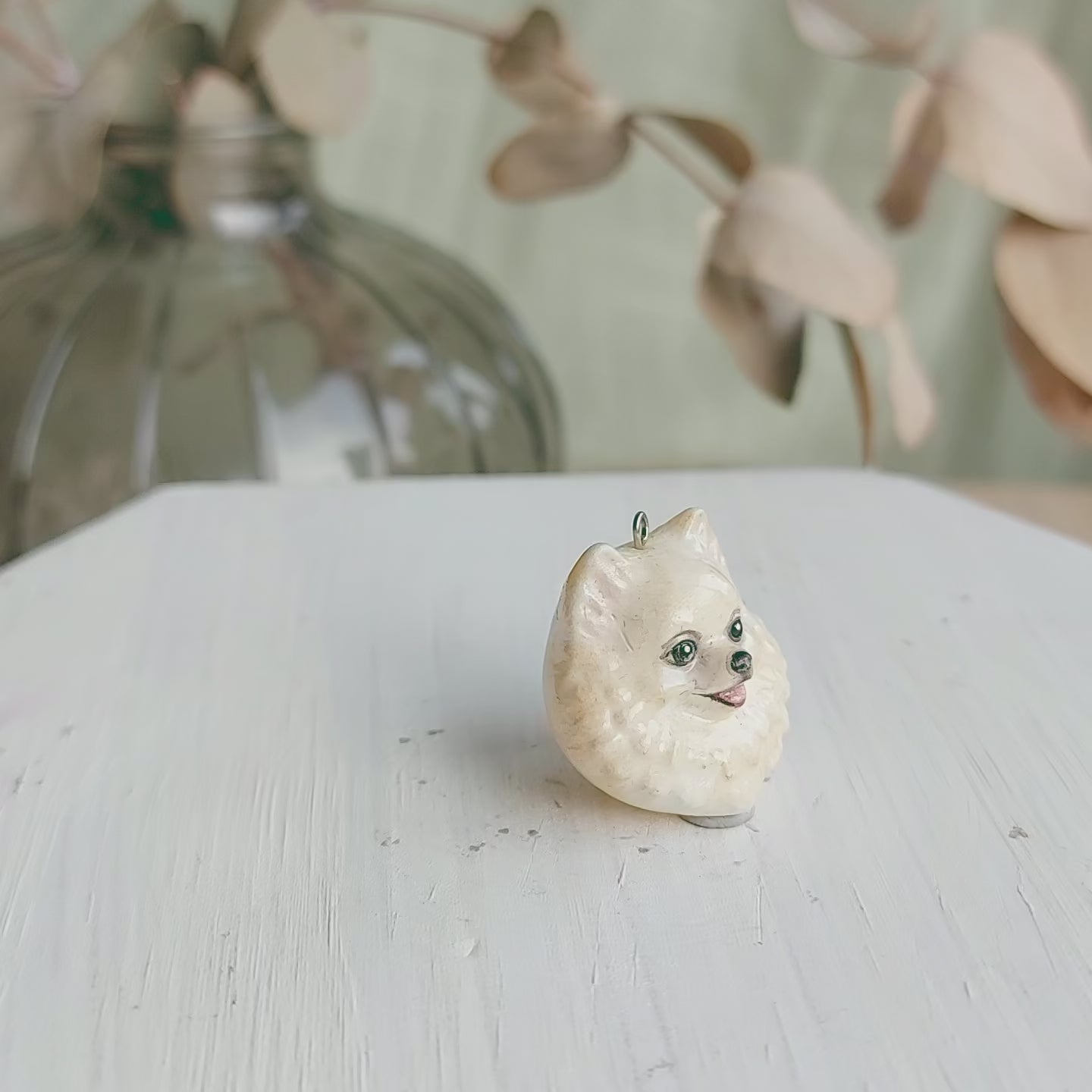 dog Pomeranian cream pendant turn table