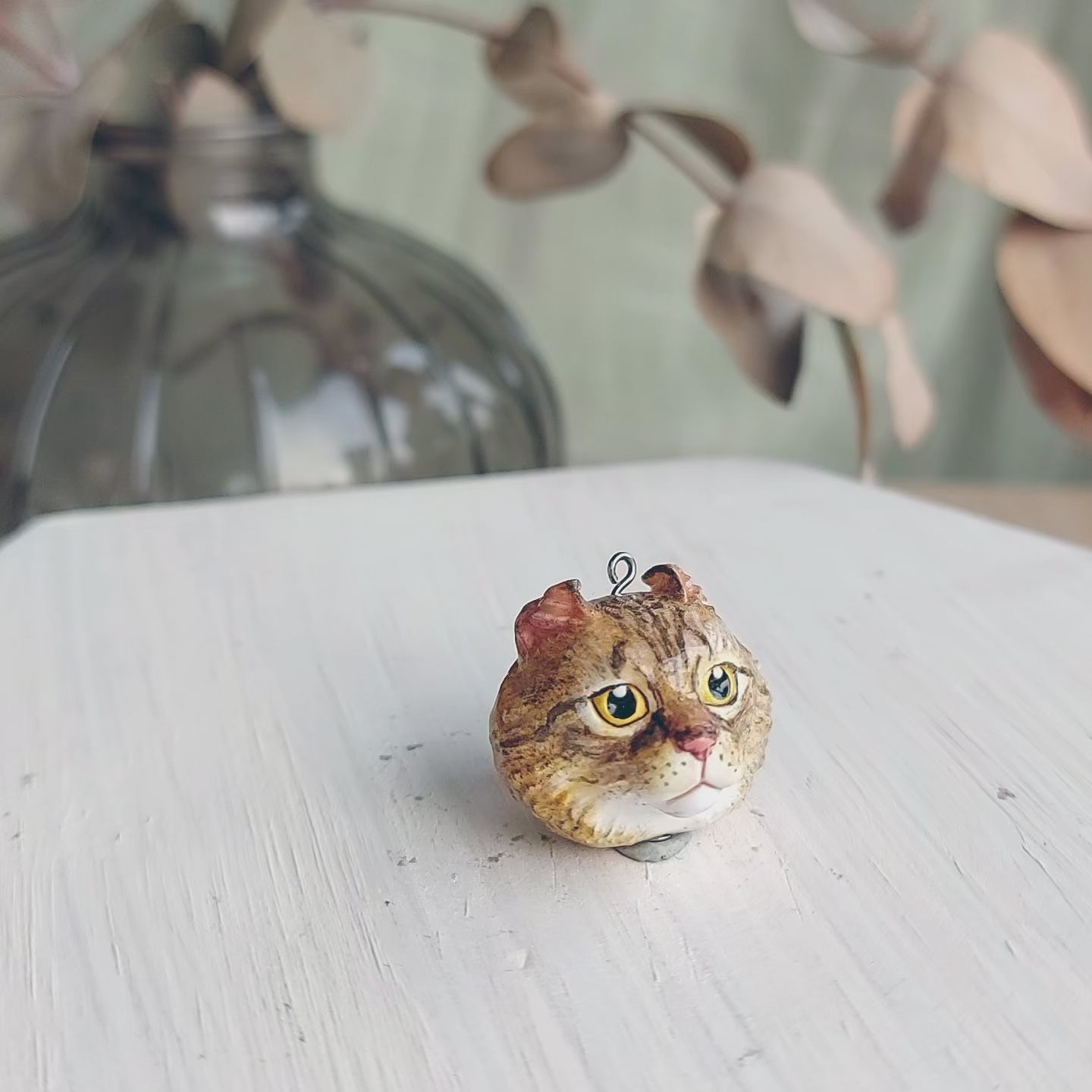 cat american curl tabby cinnamon pendant turn table